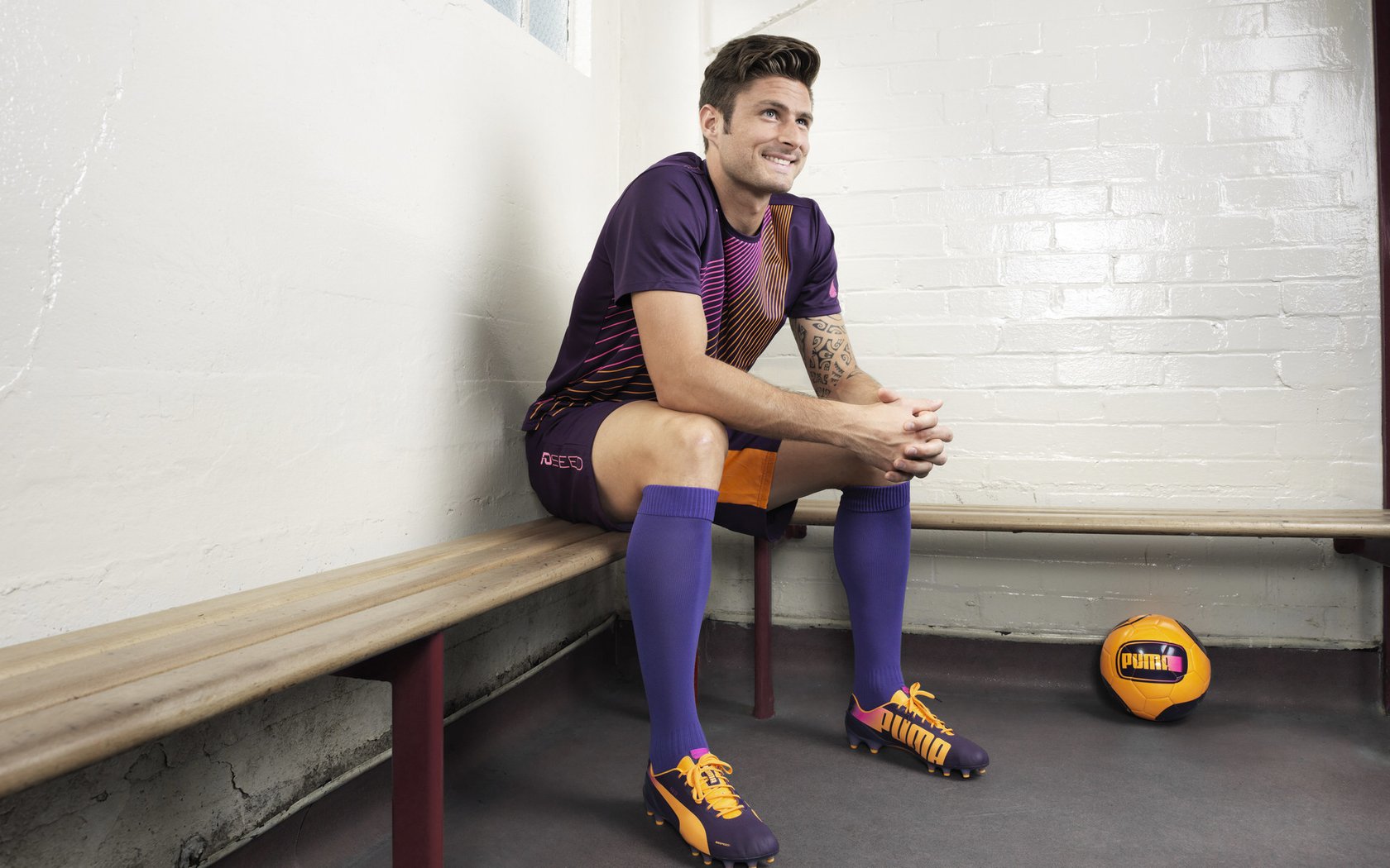 “青少年足球创新训练营，助力技术全面提升”，青少年足球训练方案