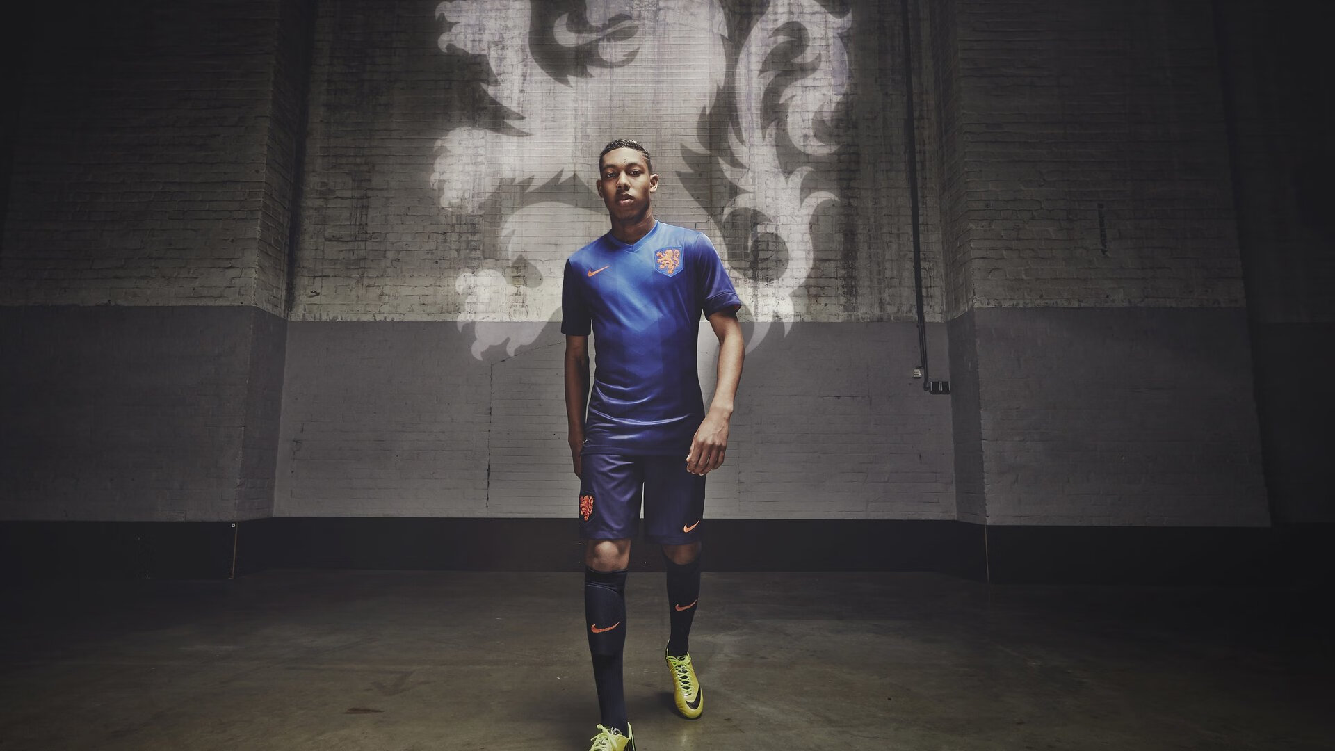 德国骑手吉尔·托马斯在2024年国际马术联合会障碍赛世界巡回赛中以“Bella”马匹获得个人第六名，表现出色。